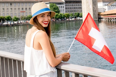 国旗を持ったスイス女性
