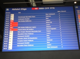 スイスの列車発着案内～電光掲示