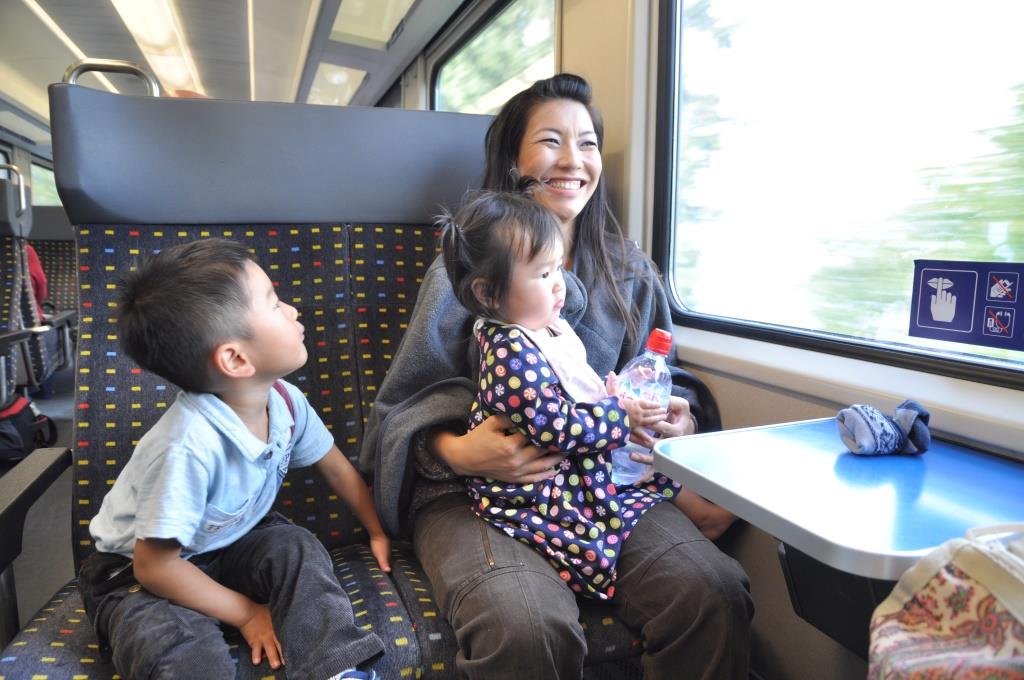 スイスの列車内親子