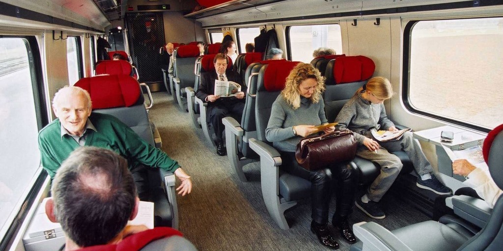 スイスの鉄道車内風景